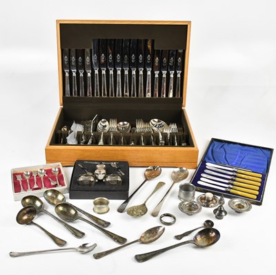 Lot 1426 - An oak cased canteen of plated cutlery and a...