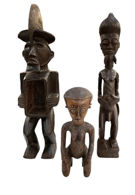 Lot 1033 - An African carved wooden Dengese Queen, height...