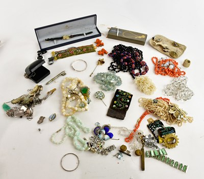 Lot 1743 - A large quantity of assorted costume jewellery...
