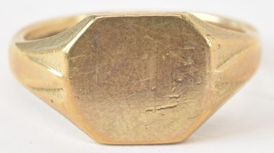 Lot 1498 - A 9ct gold signet ring, size S, approx 5.4g.