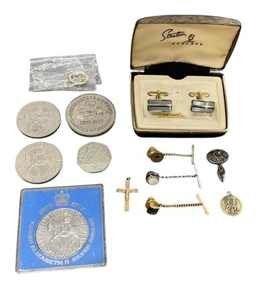 Lot 1567 - A small quantity of costume jewellery and...