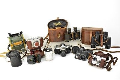 Lot 401 - A quantity of vintage cameras including a...