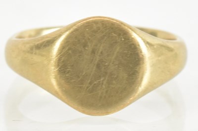 Lot 1441 - A 9ct yellow gold signet ring, size V/X,...