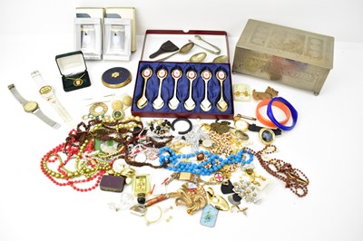 Lot 1548 - A quantity of various items of costume...
