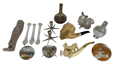 Lot 402 - A quantity of various collectables including a...
