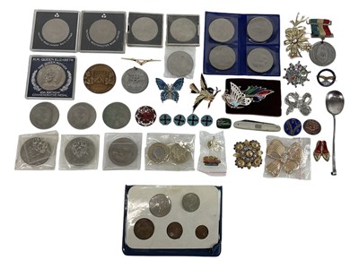 Lot 1549 - A group of mixed costume jewellery and...