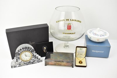 Lot 389 - A group of mixed collectables comprising a...
