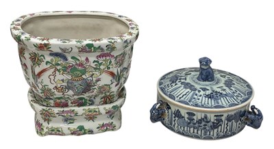Lot 1205 - A late 20th century Chinese porcelain Famille...