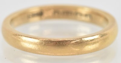 Lot 1402 - A 22ct yellow gold wedding band, size K,...