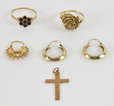 Lot 1481 - A 9ct yellow gold flower head ring, size L, a...