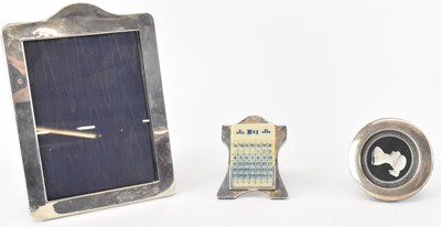 Lot 1284 - A George V hallmarked silver easel back...
