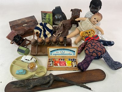 Lot 31 - Collectors' items, including a carved pipe...