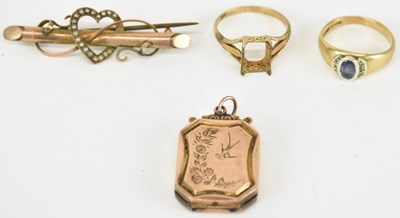 Lot 1400 - Four items of 9ct gold jewellery comprising a...