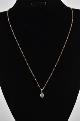 Lot 1559 - A 9ct gold necklace with small green and white...