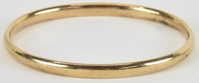 Lot 1426 - A 9ct gold round bracelet, with hidden tongue...