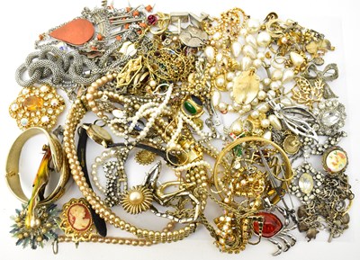 Lot 1541 - A quantity of modern and vintage costume...