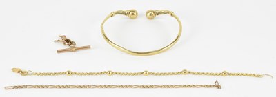 Lot 1411 - Four items of broken 9ct gold jewellery...