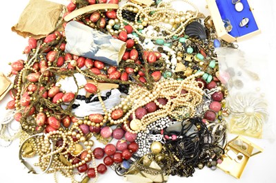 Lot 1528 - A group of various mixed items of modern,...