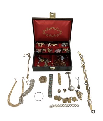 Lot 1491 - A quantity of costume jewellery including...