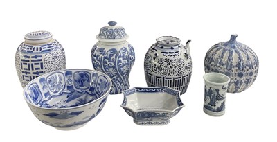 Lot 1210 - A quantity of modern Chinese blue and white...