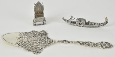 Lot 1329 - Three items of silver comprising a small...