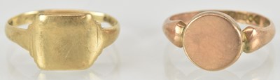 Lot 1452 - A 9ct gold signet ring with circular locket...