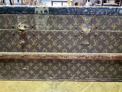 Lot 2 - LOUIS VUITTON; an early 20th century strap...
