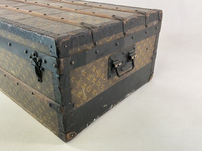 Lot 2 - LOUIS VUITTON; an early 20th century strap...