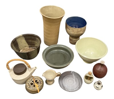 Lot 572 - Twelve pieces of assorted studio and art...