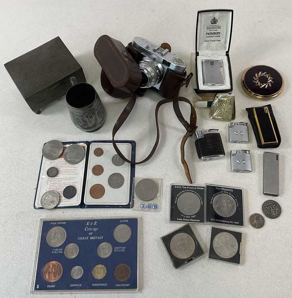 Lot 33 - A quantity of collectors' items, to include...