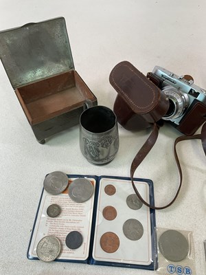 Lot 33 - A quantity of collectors' items, to include...
