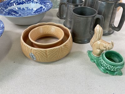 Lot 35 - A group of collectors' items comprising...