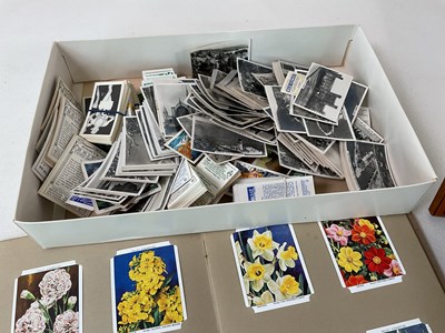 Lot 43 - A collectors' lot, to include framed and...