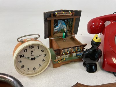 Lot 39 - Collectors' items to include plated ware, oil...