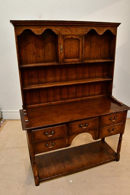 Lot 2449 - A good quality reproduction oak dresser of...