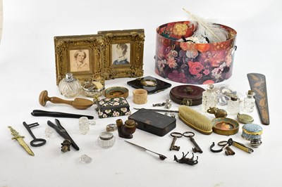 Lot 2538 - A collector's lot, including a gilt frames,...