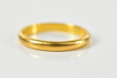 Lot 1432 - A 22ct yellow gold wedding band, size H,...