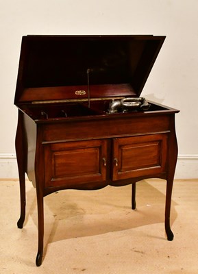 Lot 2907 - TYRELA; a 1920s wind-up gramophone in mahogany...