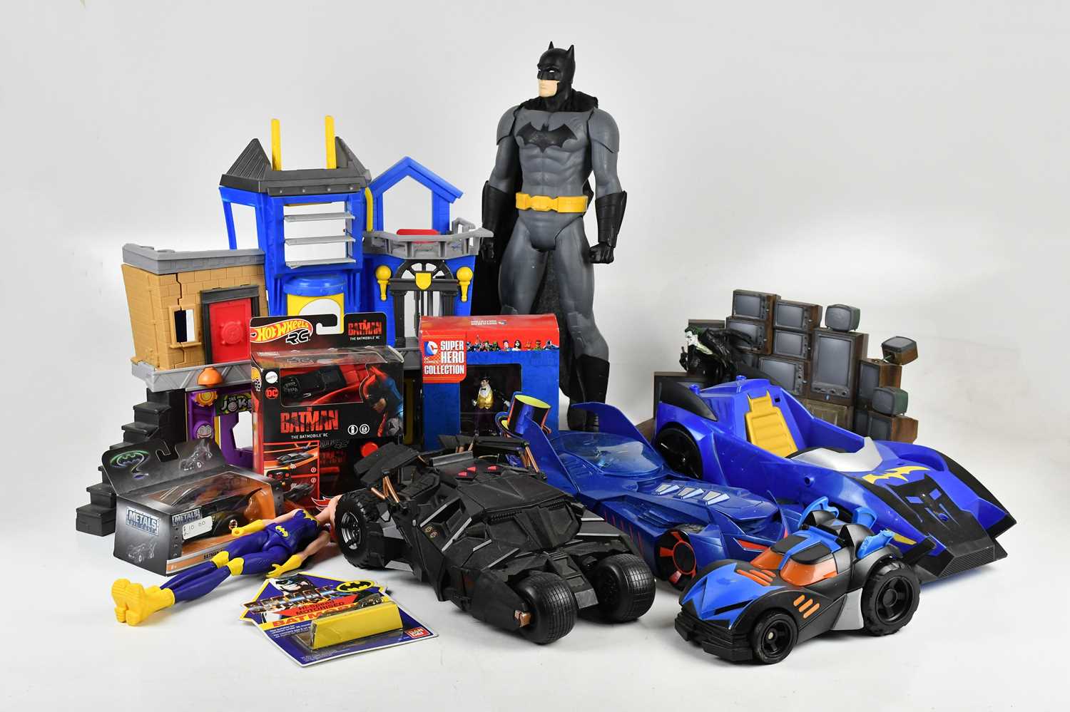 Lot 41 - BATMAN; a collection of figures, vehicles and...