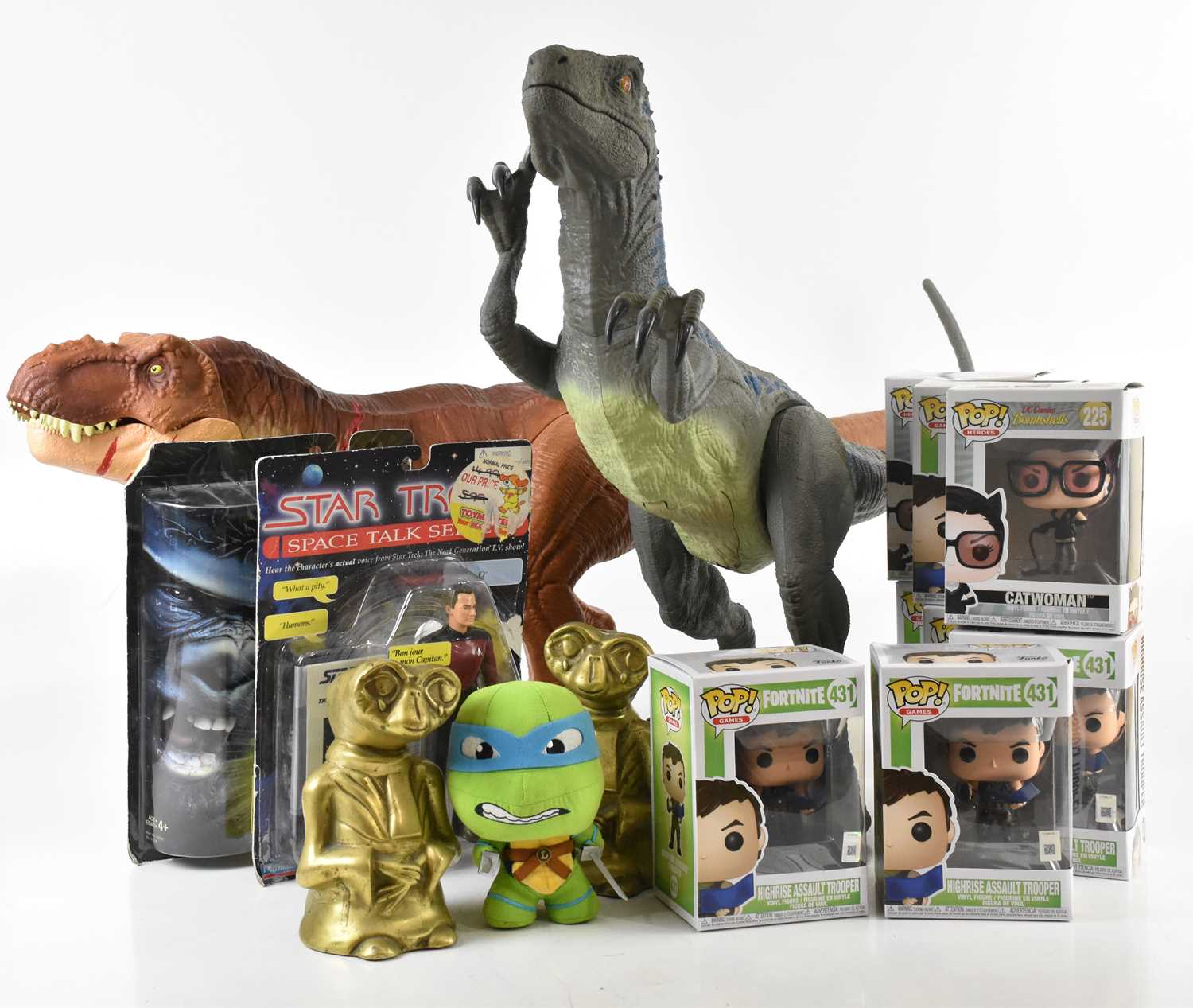 Lot 35 - A collection of pop culture collectables,...