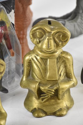 Lot 35 - A collection of pop culture collectables,...
