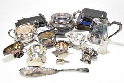 Lot 2012 - A small quantity of assorted silver plate,...