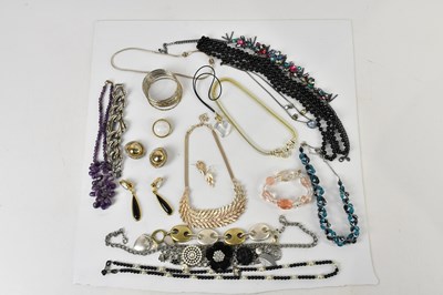 Lot 462 - A small group of assorted costume jewellery...
