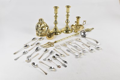 Lot 2633 - A small quantity of assorted brass and silver...