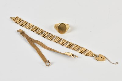 Lot 1556 - A 9ct gold gate link bracelet (approx 7.4g), a...