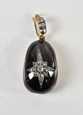 Lot 1591 - A Victorian yellow metal framed shaped garnet...