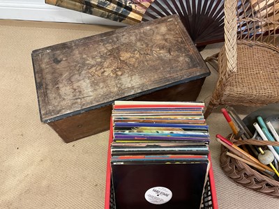 Lot 18 - A quantity of collectors' items including a...