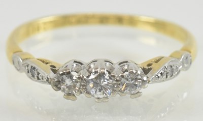 Lot 812 - An 18ct gold three stone diamond set ring,...
