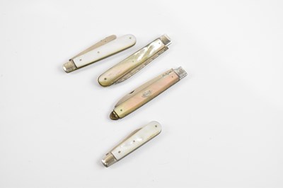 Lot 1512 - Four mother of pearl bodied silver bladed...