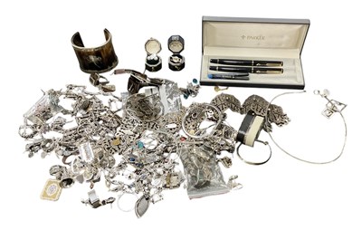 Lot 1489 - A large collection of silver jewellery...